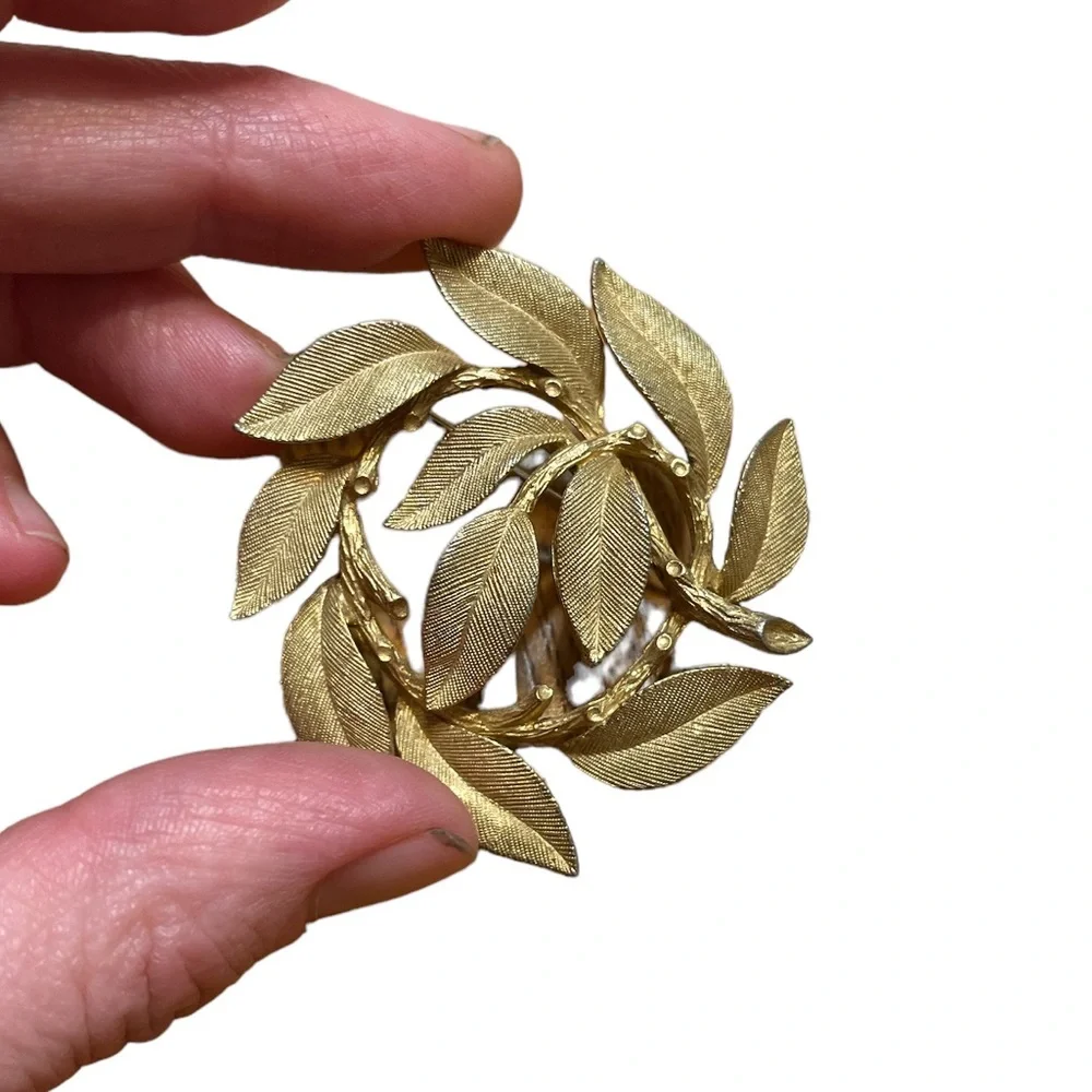 Vintage Gold Tone Lisner Leaf Brooch